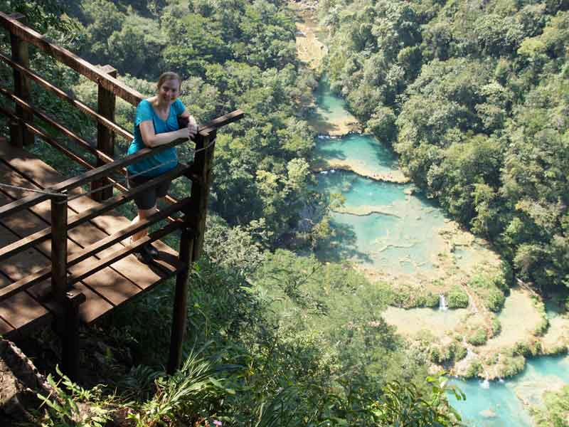 Reisende vor Fluss in Semuc Champey in Guatemala