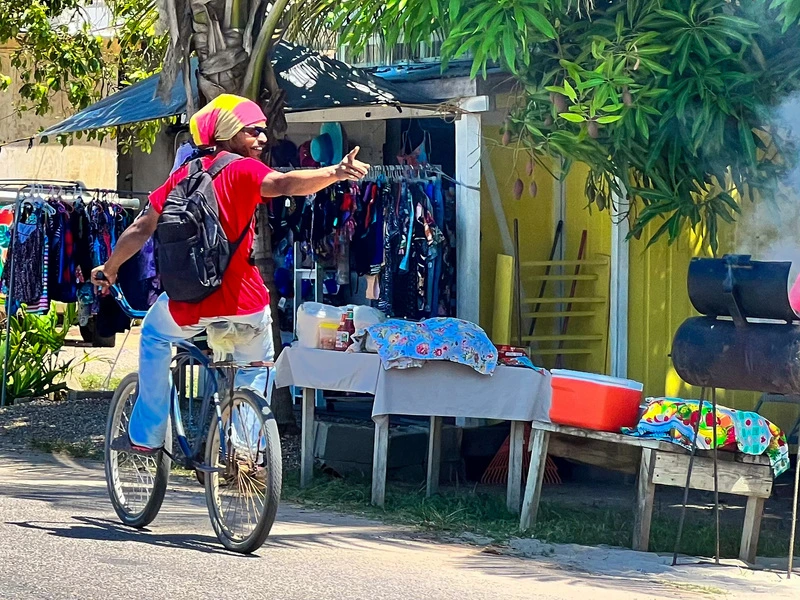 Mann auf Fahrrad in Hopkins in Belize