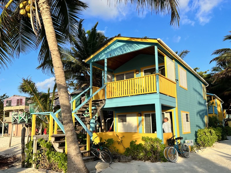 Buntes Holzhaus auf Caye Caulker in Belize