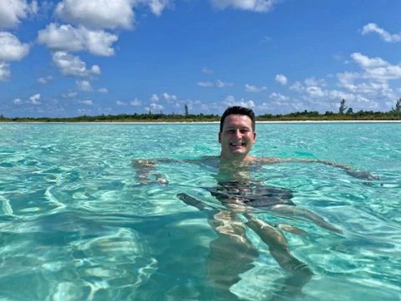 Mann im Wasser auf Cozumel in Mexiko