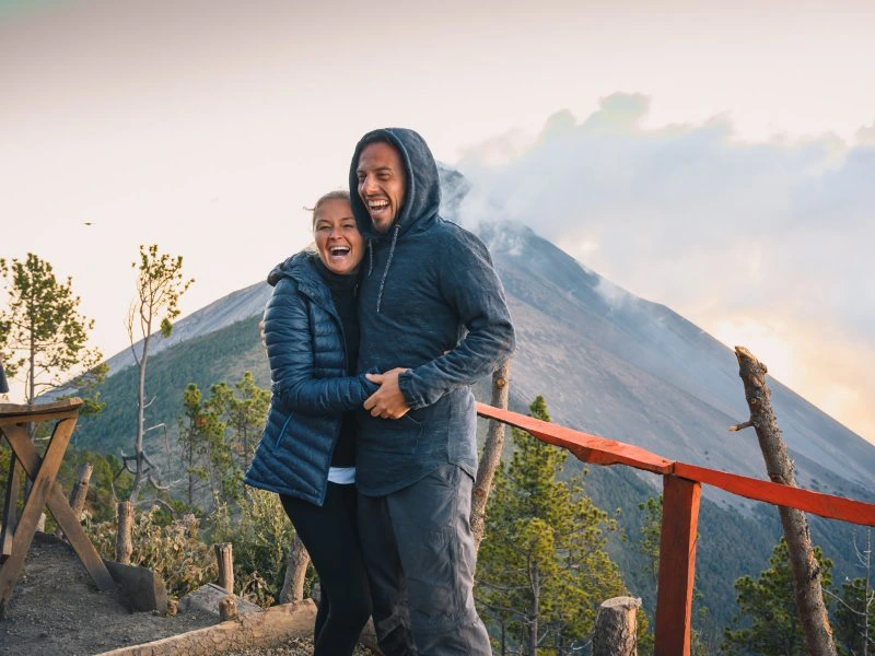 Paar bei der Unterkunft auf dem Acatenango