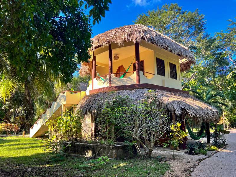 Gelber Bungalow mit Garten in Bacalar in Mexiko