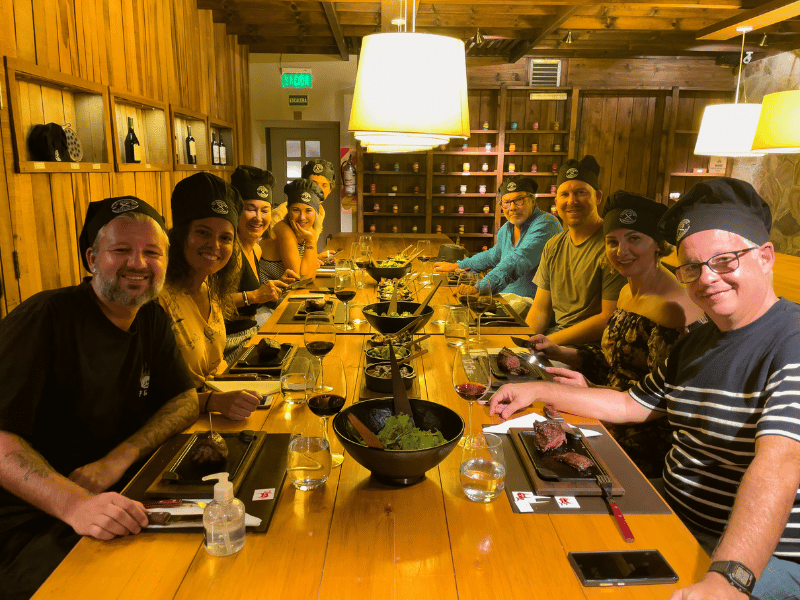 Reisende Essen gemeinsam mit Hüten traditionell in Mexiko