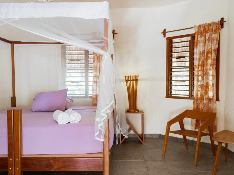 Himmelbett im Hotelzimmer in Bacalar in Mexiko