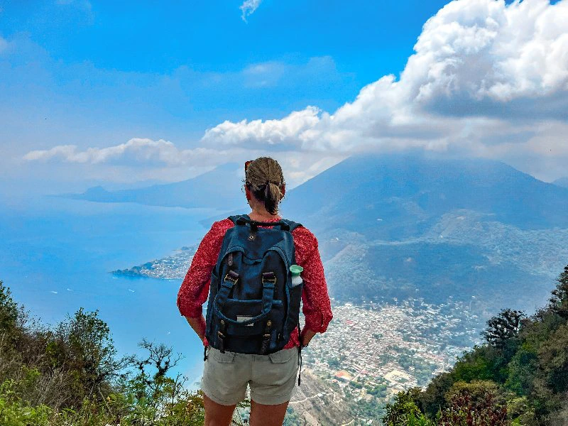 Frau mit Blick auf den Atitlansee