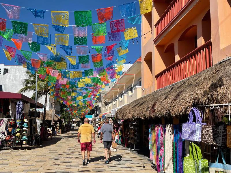 Bunte Strasse in Playa del Carmen in Mexiko