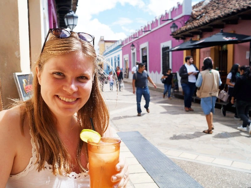 Frau mit Getraenk in San Cristobal in Mexiko