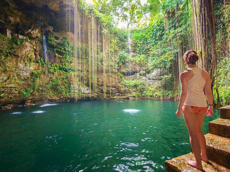 Frau vor Cenote in Mexiko