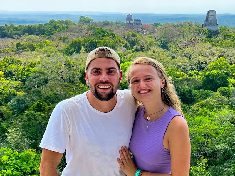 Pärchen in Tikal in Guatemala