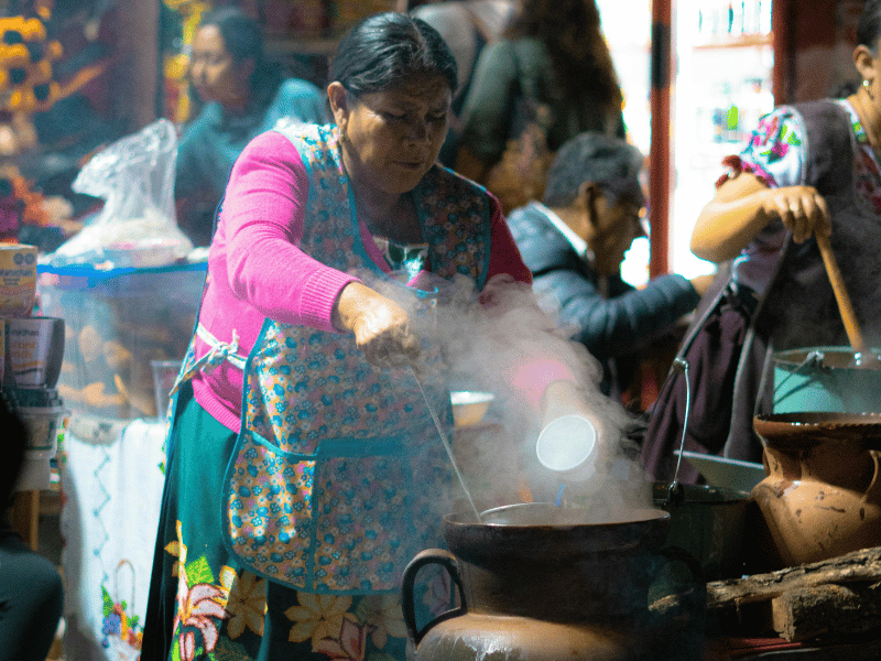 Mexikanische Frau kocht Essen in Mexiko