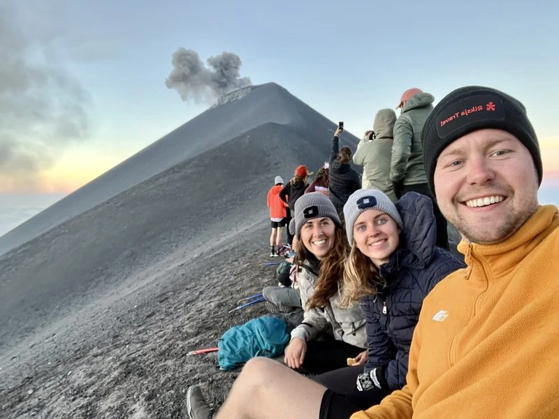 Gruppe vor dem Gipfel des Acatenango Vulkans bei Antigua in Guatemala