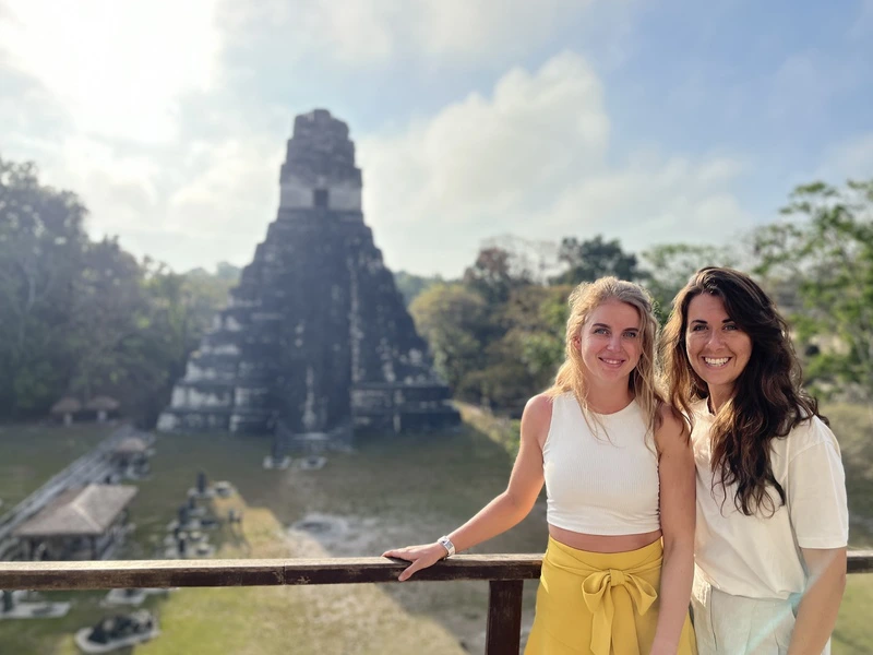 Frauen vor Ruinen in Tikal in Guatemala