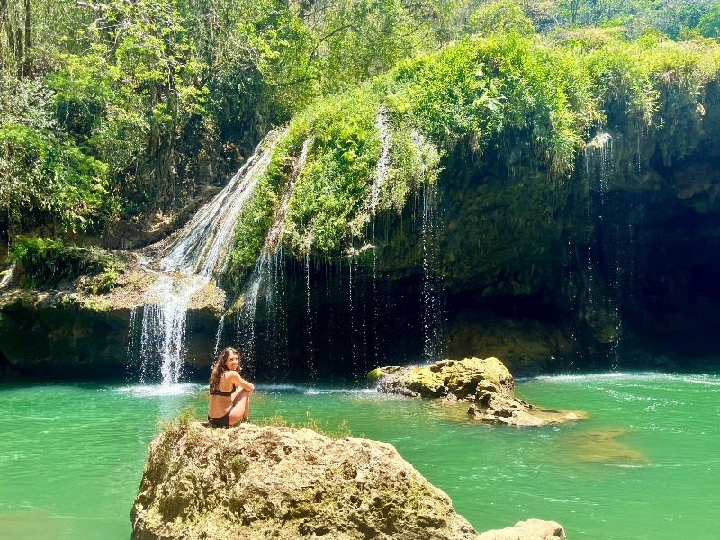 Frau auf Fels in Semuc Champey in Guatemala