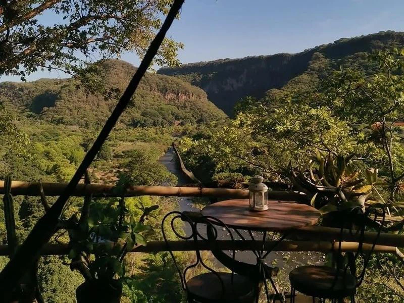 Tisch mit Aussicht der Unterkunft in Jalcomulco in Mexiko