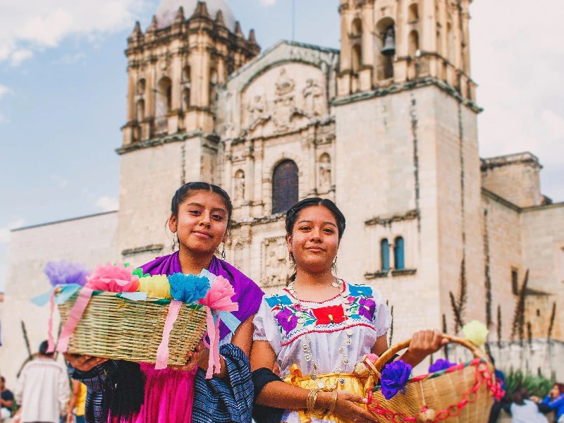 Einheimische Frauen vor Kirche in Oaxaca in Mexiko