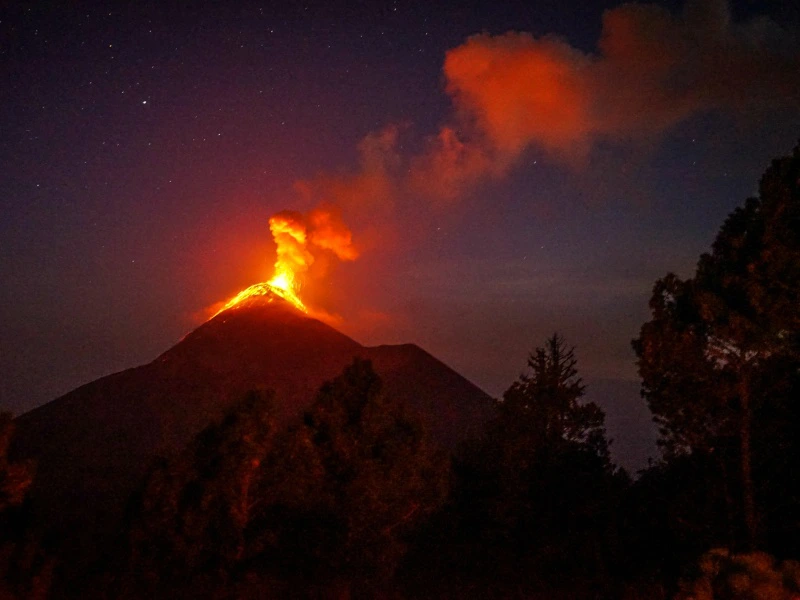 Lava am Acatenango Vulkan in Guatemala