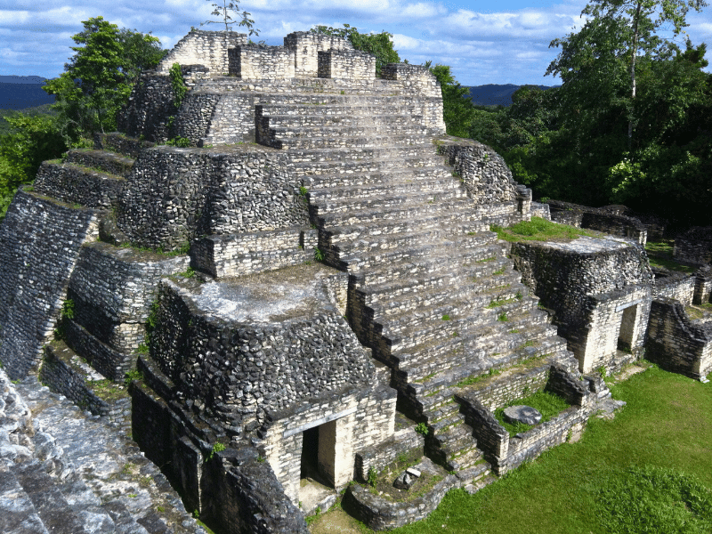 Pyramide in den Ruinen von Caracol in Belize