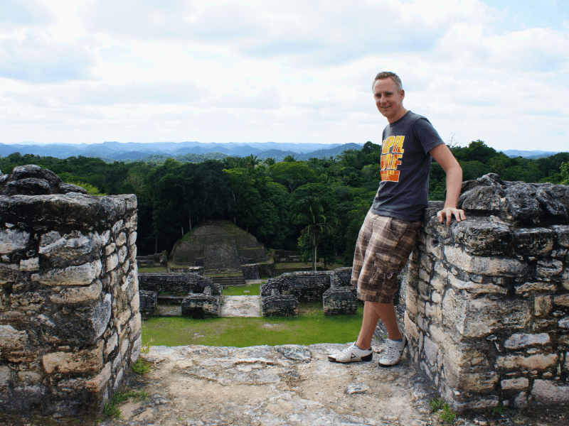 Mann in den Ruinen von Caracol in Belize
