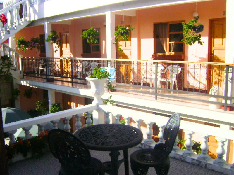 Stuehle im hotel in Panajachel in Guatemala