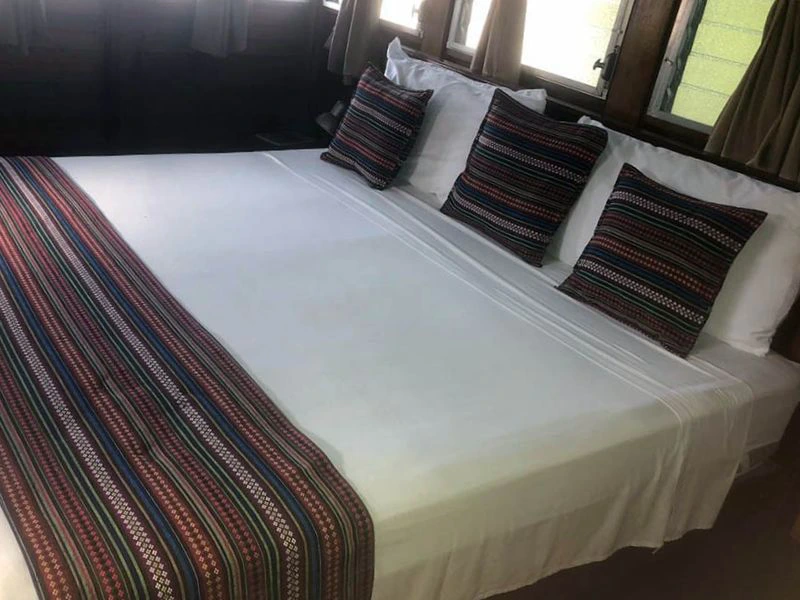 Bett im Hotel am Rio Dulce in Guatemala