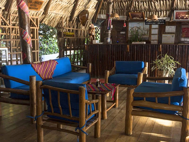 Sitzgruppe im Hotel am Rio Dulce in Guatemala