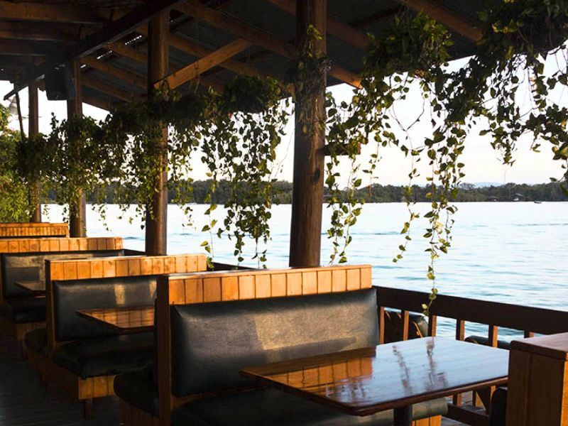 Restaurant am Fluss am Rio Dulce in Guatemala