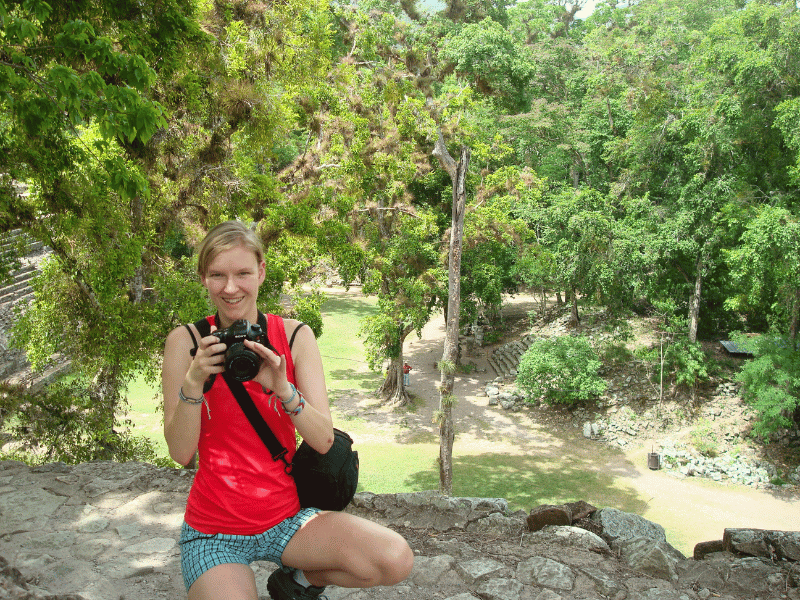 Frau bei den Ruinen von Copan in Honduras