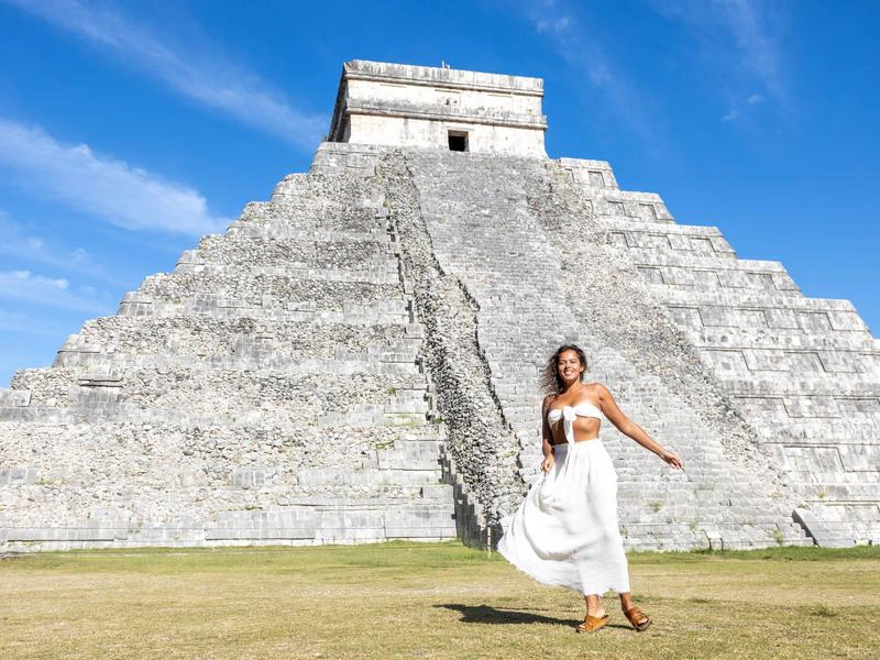 Frau in Kleid vor Chichen Itza in Mexiko