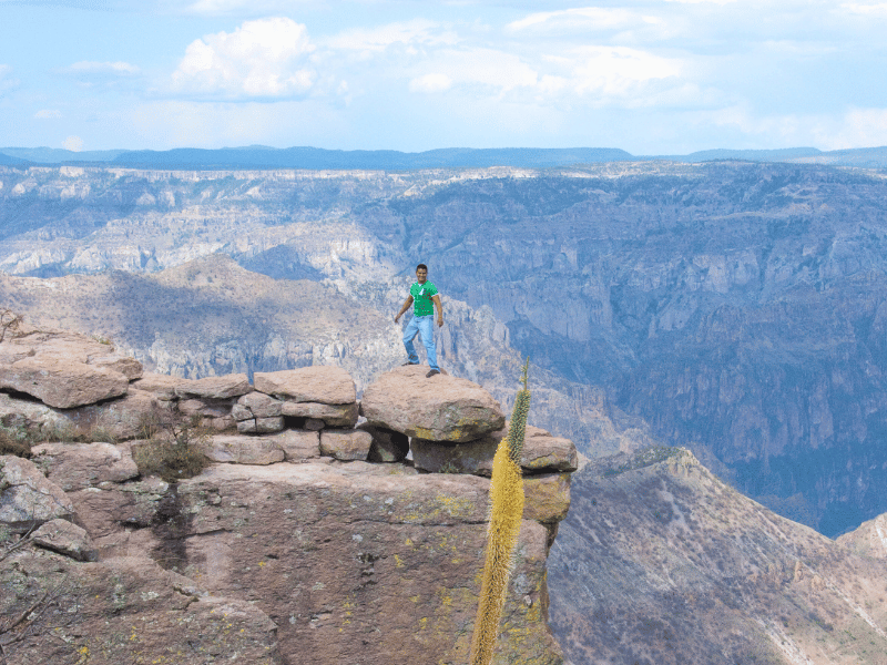 Mann am Aussichtspunkt Piedra Volada in Mexiko