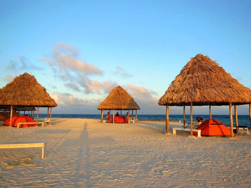 Zelte auf einer Insel in Belize