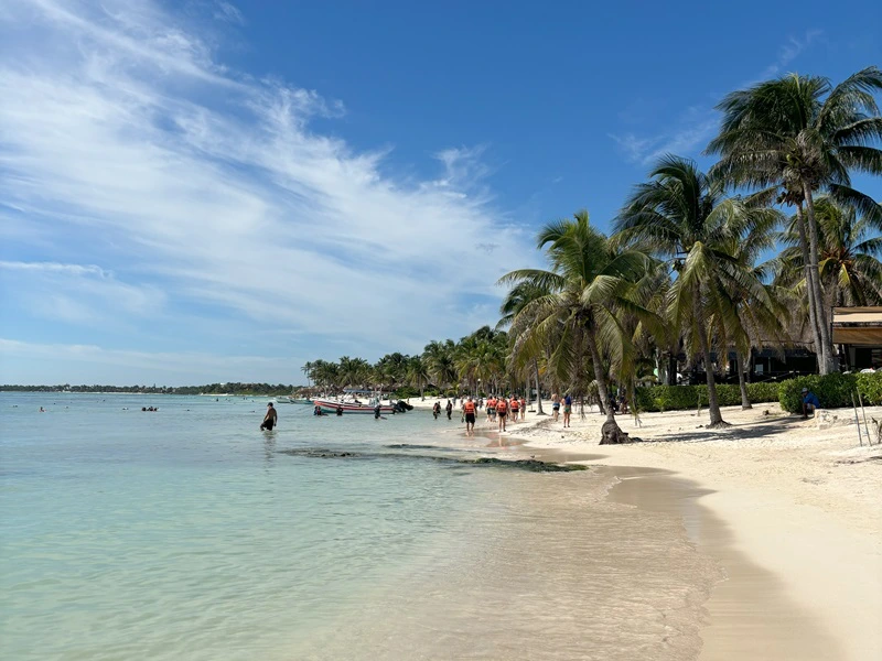 Weißer Sandstrand von Akumal