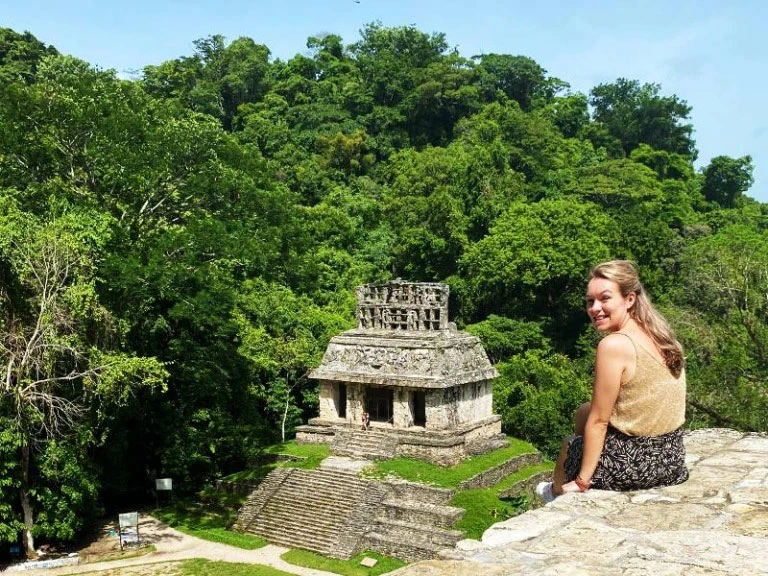 Frau auf Ruinen von Palenque in Mexiko