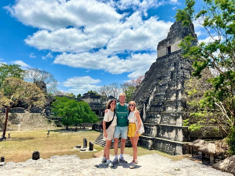 Familie posiert vor Tikal in Guatemala