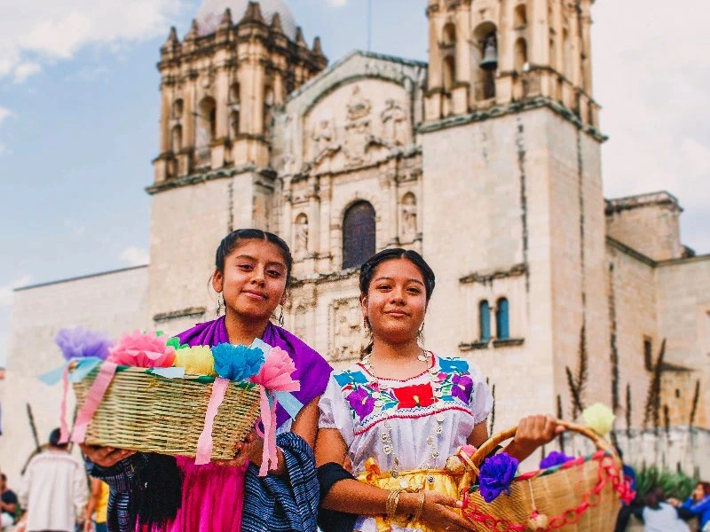 Einheimische Frauen vor Kirche in Oaxaca in Mexiko