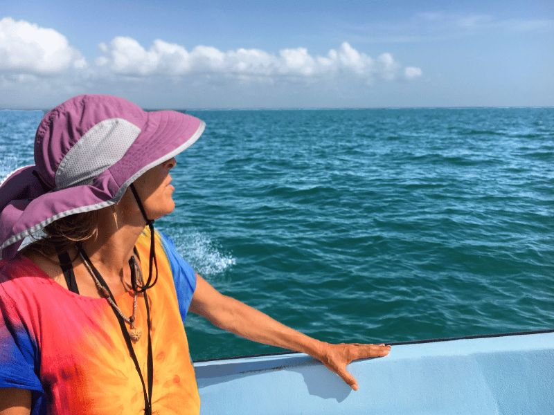 Frau fährt mit dem Wassertaxi über das Meer