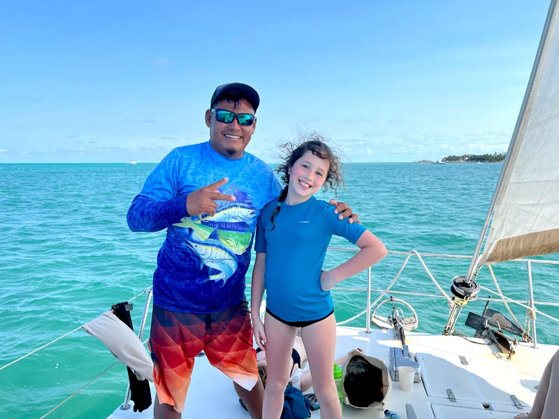 Mädchen und Guide auf segelboot