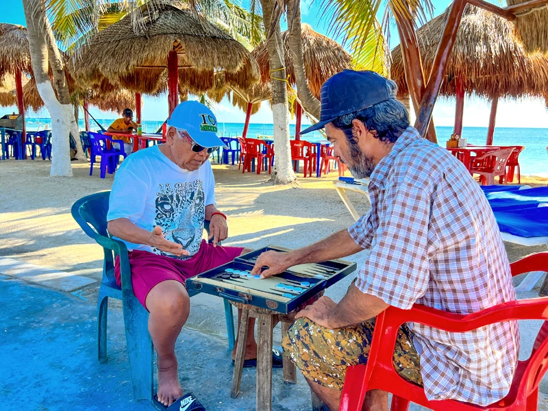 Mexikaner spielen Backgammon am Strand