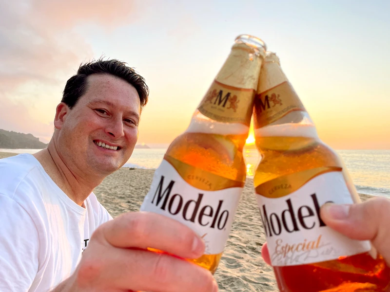 Pärchen trinkt ein mexikanisches Bier am Strand