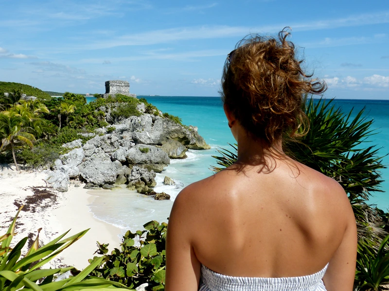 Frau am Strand von Tulum vor Maja Ruine