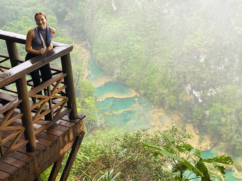 Frau in Semuc Champey in Guatemala