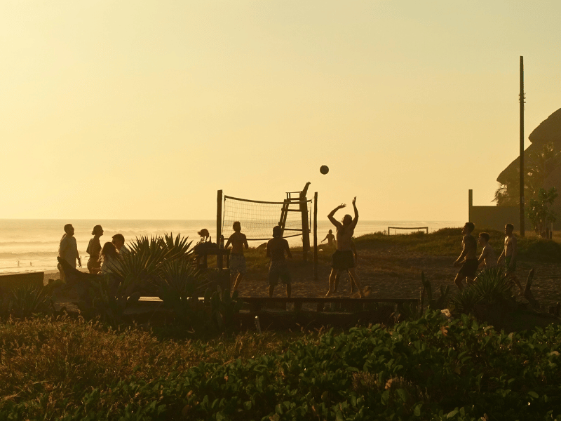 Volleyball am Strand El Paredon in Guatemala