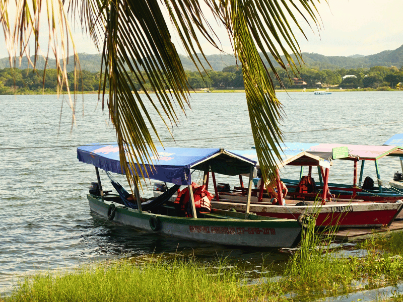 Boote in Flores in Guatemala