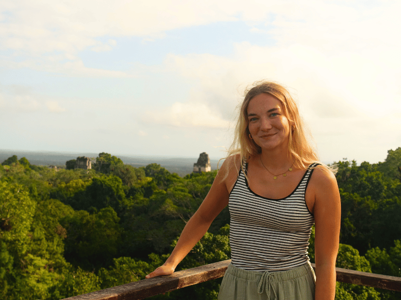 Frau in Tikal in Guatemala
