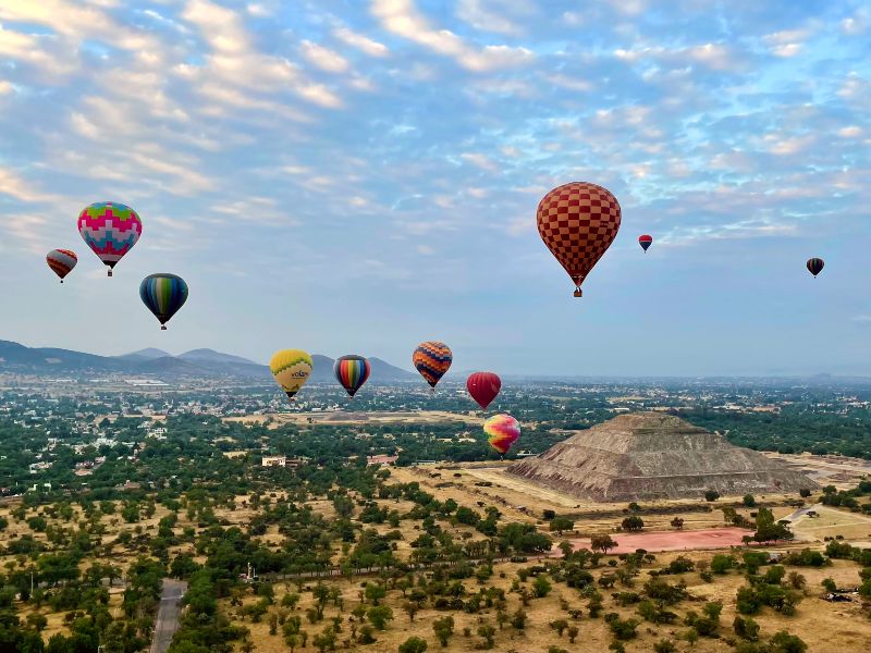 Heißluftballons über den Pyramiden von Teotihuacan