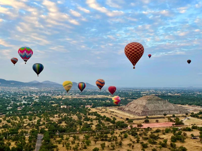 Heißluftballons über den Pyramiden von Teotihuacan