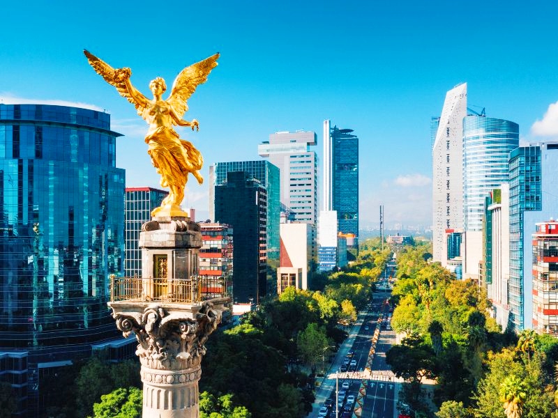 Straße mit Hochhäusern und dem "Engel der Unabhängigkeit"