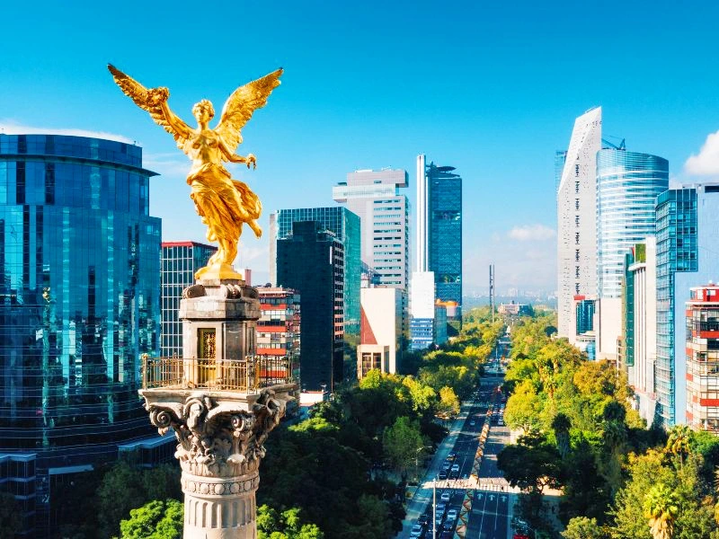 Straße mit Hochhäusern und dem "Engel der Unabhängigkeit"