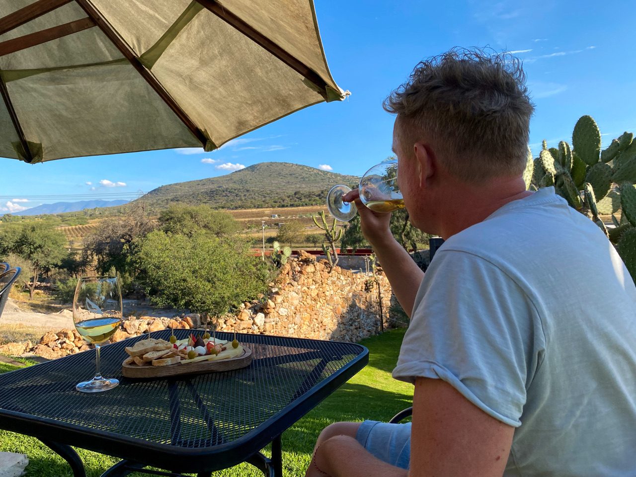 Ein Glas Wein genießen mit Blick auf die Landschaft