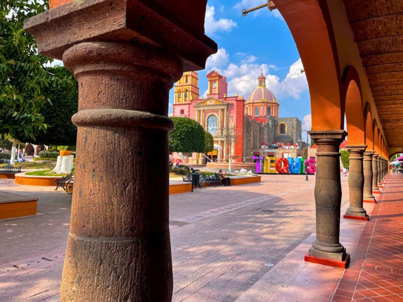 Blick auf den zentralen Platz mit der Pfarrkirche in Tequisquiapan