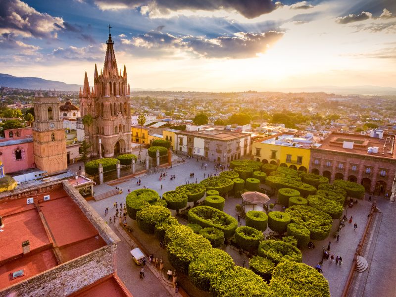 Der Marktplatz von San Miguel de Allende mit der Kirche "Parroquia de San Miguel Arcangel"